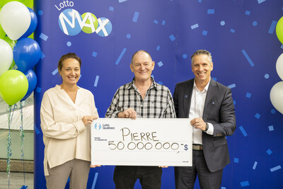 Pierre Richer, gagnant du gros lot de 50 millions de dollars, accompagn de Jean-Franois Bergeron et d'Isabelle Jean, de Loto-Qubec (Groupe CNW/Loto-Qubec)