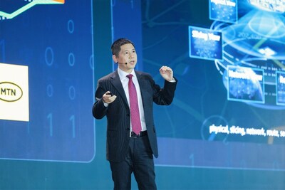 Leon Wang, presidente de la línea de productos de comunicación de datos de Huawei, pronuncia un discurso en el Foro Global de Banda Ultra Ancha 2023 (PRNewsfoto/Huawei)