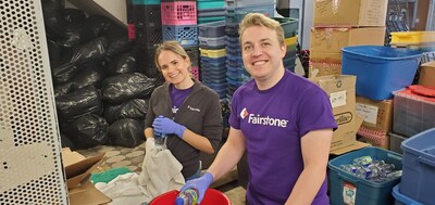 Deux employs de Fairstone font du bnvolat  l'un des 89 organismes de bienfaisances visits au cours du Mois de l'engagement communautaire de septembre (Crdit photo : Le Chanon). (Groupe CNW/Financire Fairstone Inc.)
