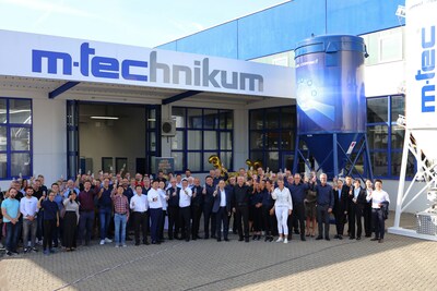 Zhan Chunxin, presidente y director ejecutivo de Zoomlion. Zhan Chunxin, celebró el 31.º aniversario de la compañía con el personal de M-tec en Alemania (PRNewsfoto/Zoomlion)