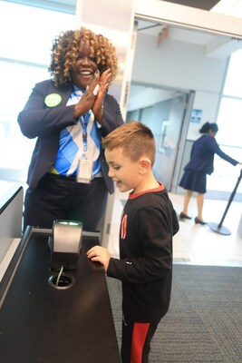 Toronto Pearson, Air Transat et Autism Ontario tiennent un premier vnement de familiarisation  l'aroport pour les personnes autistes et leur famille (Groupe CNW/Greater Toronto Airports Authority)
