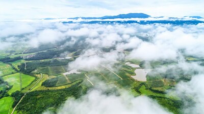 A foto aérea mostra dez mil mu (1.647 acres) da base ecológica de kiwi de cidade de Chian no condado de Fengxin. (Foto de Deng Jiangang) (PRNewsfoto/Xinhua Silk Road)