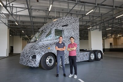 (Left) Kristoffer Harvey, Chief Executive Officer of Greater China at Goodman Group and (Right) Wen Han, Founder, Chairman and CEO of Windrose Technology with the next-generation zero-emission and intelligent heavy-duty truck.