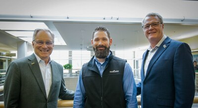 Peak Trust Company and the University of Alaska Anchorage's Team together at Friday's opening of the Finance Lab. (CNW Group/Peak Trust Company)