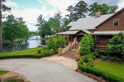 Cypress Lake Recovery, located just outside of Houston, TX sits on 52 acres, including a pristine 22 acre lake with four islands.