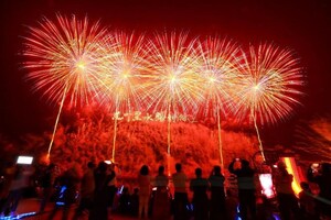 Hightech-Feuerwerk blüht am Fluss Liuyang