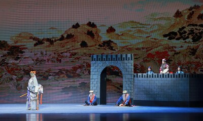 A foto mostra a Ópera de Pequim "O Truque da Cidade Vazia" durante a cerimônia de abertura da Gala da Ópera Chinesa (Kunshan) de 2023. (PRNewsfoto/Xinhua Silk Road)