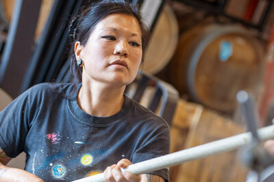 Los fabricantes de cerveza celebran a las mujeres y a las personas no binarias en la industria de la cerveza y el alcohol con la Pink Boots Blend de Yakima Chief Hops. Parte de las ventas se dona a los fondos de becas de la Pink Boots Society. (PRNewsfoto/Yakima Chief Hops)