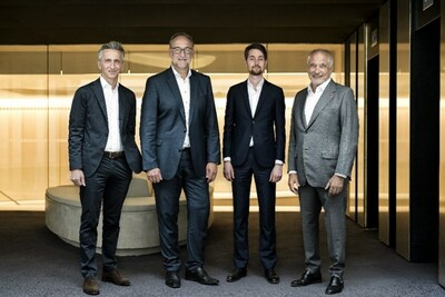 De gauche  droite : Christophe Duverne, Dr Helmut Gassel, Thomas Pebay-Peyroula, Paul Boudre (Groupe CNW/Ardian)