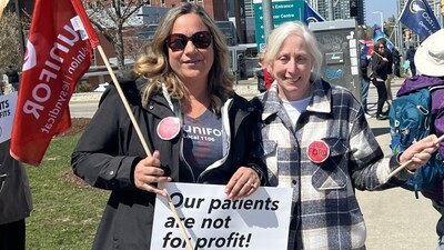 Unifor Local 1106 health care workers rally at Grand River Hospital (CNW Group/Unifor)