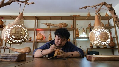 Xinhua Silk Road: Gourd pyrography in E. China’s Zaozhuang gains popularity amid rising favor for traditional culture