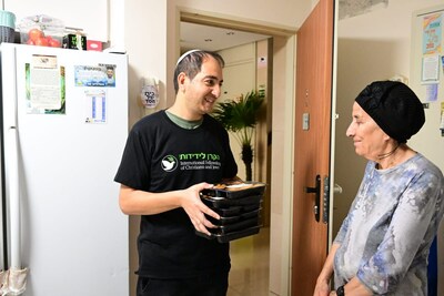 The International Fellowship of Christians and Jews (IFCJ/The Fellowship)volunteers distributed hot meals to elderly in the southern Israeli city of Netivot last week as part of the organization's ongoing emergency response efforts in the region. © 2023 IFCJ/Yossi Zeliger