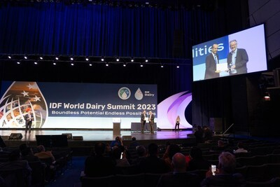 国际乳联主席皮克里斯蒂亚诺-布拉扎莱向伊利颁发“IDF乳品创新奖”