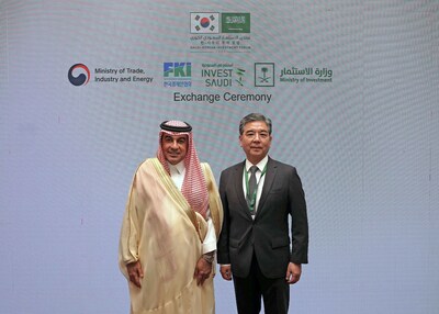 Hyundai Motor Company signed MOU with Korea Automotive Technology Institute (KATECH), Air Products Qudra (APQ) and the Saudi Public Transport Company (SAPTCO) to develop an ecosystem for hydrogen-based mobility in Saudi Arabia.
(from left) Badr AlBadr, Deputy Minister of Investment of Saudi Arabia and Jaehoon Chang, President and CEO of Hyundai Motor Company. (PRNewsfoto/Hyundai Motor Company)