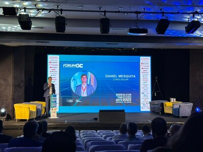 Daniel Mesquita, Product and Solution Manager Utility de LONGi Brasil, presenta el panel institucional sobre LONGi en el foro GC