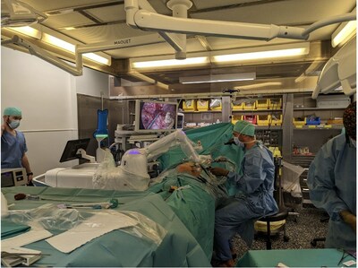 Chirurgie ralise par le Dr. Cadire  l'institut Arnault-Tzanck avec l'aide du systme Maestro.
 Institut Arnault-Tzanck, Octobre 2023