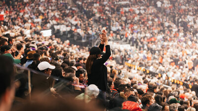 Raptors fans (CNW Group/Diageo) Raptors fans (CNW Group/Diageo)