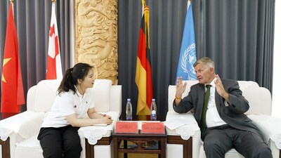 Erik Solheim, president of the Green Belt and Road Institute and former under-secretary-general of the United Nations, paid a visit to the pan-health industrial park of Yunhong Group.