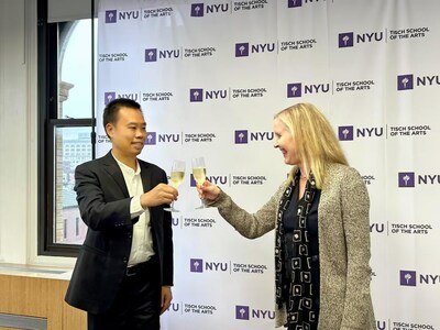 Tiger Lin, Presidente del Grupo Unilumin, y Allyson Green, Decana de la New York University Tisch School of the Arts, firmaron el acuerdo en nombre de ambas partes. (PRNewsfoto/Unilumin Group., Ltd.)