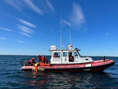 Les membres d'quipage de la SIMA effectuent un exercice en recherche et sauvetage sur l'eau, prs de Rankin Inlet, au Nunavut. Les membres d'quipage ont termin leurs oprations le 25 octobre 2023. (Groupe CNW/Garde ctire canadienne)
