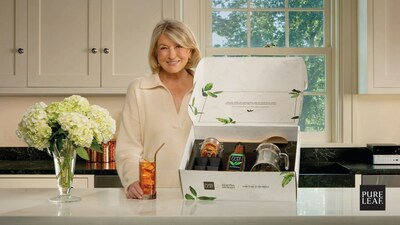 Martha Stewart shows off a custom Pure Leaf x Martha Stewart DDIY Kit (PRNewsfoto/Pure Leaf Iced Tea)