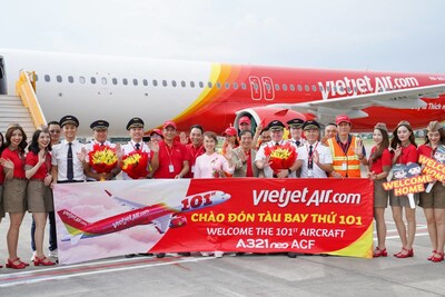 Vietjet Chairwoman Nguyen Thi Phuong Thao (middle), Vietjet's management and flight crew welcome the 101st aircraft to the airline’s fleet.