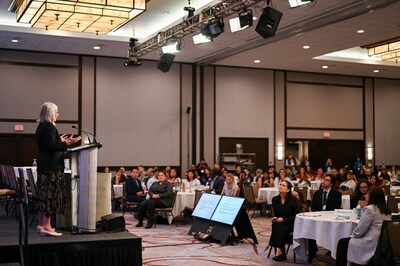La ministre Patty Hajdu prononce le discours d'ouverture lors du Sommet national de 2023 sur le mieux-tre mental des Autochtones. (Groupe CNW/Indigenous Services Canada)