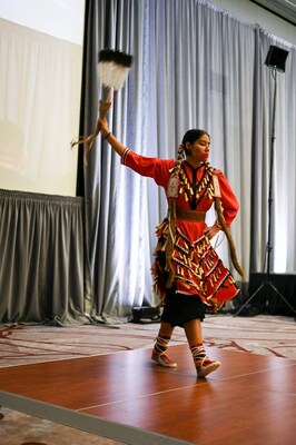 Angelia Calhoun, ambassadrice de l'espoir pour l'organisme We Matter, prsente une danse en l'honneur des femmes et des filles autochtones disparues et assassines. (Groupe CNW/Indigenous Services Canada)
