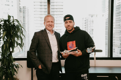 Foto (de izquierda a derecha): El cantautor Prince Royce recibe el premio del Salón de la Fama de SoundExchange de manos del director ejecutivo y presidente de SoundExchange, Michael Huppe, en Miami. (PRNewsfoto/SoundExchange)