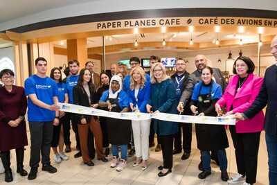Paper Planes Café ribbon cutting (CNW Group/Vancouver Airport Authority) Paper Planes Café ribbon cutting (CNW Group/Vancouver Airport Authority)