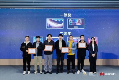 Hu Xiaoman (direita) apresenta prêmios aos vencedores da Competição Wukong-Huahua AI Fine-Tuning and Application (PRNewsfoto/Huawei Technologies Co.,Ltd.)