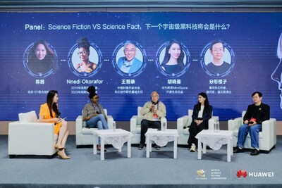 De izquierda a derecha: el moderador, Chen Xi, director de The Valley 101, Nnedi Okorafor, Wang Jinkang, Hu Xiaoman y Yu Kun, en el salón (PRNewsfoto/Huawei Technologies Co.,Ltd.)