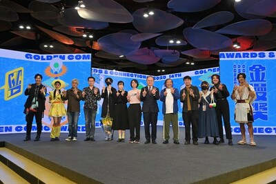 Minister of Culture Shih Che taking a photo with the winners of the 14th GCA/Photo: TTV