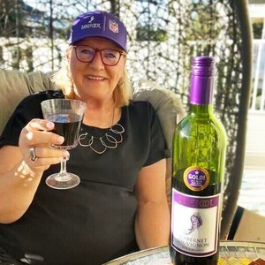 Barefoot, The Official Wine Sponsor of the NFL, Teams Up with Donna Kelce to Help New Fans Learn and Enjoy Wine and Football in the Barefoot Bandwagon Box