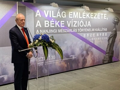 Former Hungarian Prime Minister Peter Medgyessy gave a speech.