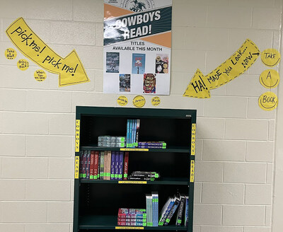 ¡Uno de los Cowboys Read! estaciones de libros en McCollum High School.