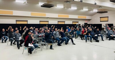 Large group of workers gather for a ratification vote (CNW Group/Unifor)