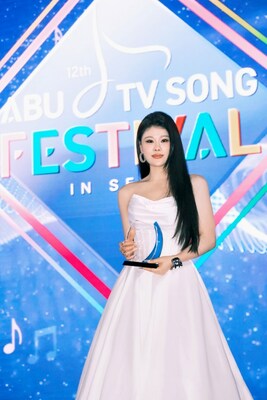 蒂亚·莱 (Tia Rai) 登上亚太电视歌曲节舞台
