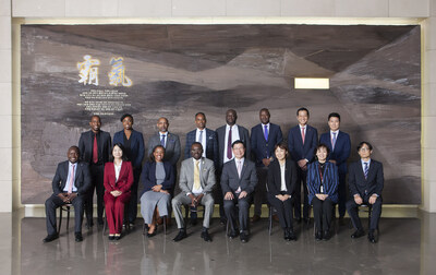 H.E Dr. Jean Kaseya, Director General of Africa CDC (fourth from the left in the first row), Jaeyong Ahn, CEO of SK bioscience (fifth from the left in the first row), distinguished guests of Africa CDC and executives of SK bioscience pose to commemorate the visit of African CDC to SK bioscience headquarters on November 3.