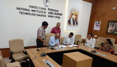 Signing MOU, image of the Mr. Pramod M. Padole, Director VNIT, Nagpur and Mr. Diwakar Chittora, Founder & CEO, Intellipaat