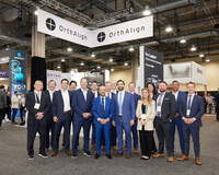 Eric Timko, CEO and the OrthAlign team pictured with Javad Parvizi, MD, FRCS, President of AAHKS. Photo credit: © Scott Peek Photography