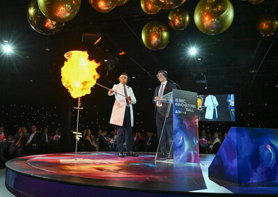 Le chef de la Gestion du risque chez RBC et président du Gala de l’Innovation RBC Graeme Hepworth et le chargé de recherche du Centre des sciences Walter Stoddard démarrent la soirée par une expérience flamboyante! (Groupe CNW/Centre des sciences de l’Ontario)