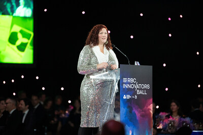 La conceptrice en chef d’installations médicales et diplômée de l’École des sciences du Centre des sciences de l’Ontario Ena Kenny présente une allocution inspirante sur l’importance de rendre les sciences accessibles et captivantes pour les jeunes, de même que sur l’impact du Centre des sciences sur sa carrière. (Groupe CNW/Centre des sciences de l’Ontario)