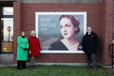 From left to right: Wendy Donovan, Mayor of Wolfville; Andria Hill-Lehr, Author of Mona Parsons: From Privilege to Prison, from Nova Scotia to Nazi Europe; and Doug Ettinger, President and CEO of Canada Post. Photo: Carolina Andrade. (CNW Group/Canada Post)