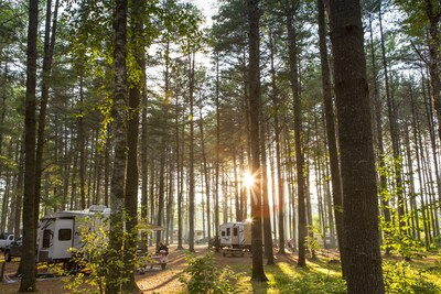 Soyez les premiers  profiter de la toute nouvelle boucle de camping au Centre touristique du Lac-Simon. (Groupe CNW/Socit des tablissements de plein air du Qubec)