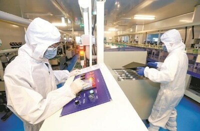 A imagem mostra o Laboratório de Inovação de Qingyuan, onde pesquisadores operam a linha de produção da solução do desenvolvedor. (PRNewsfoto/Xinhua Silk Road)