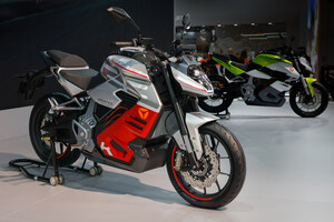 Yadea dévoile le KEMPER, une motocyclette électrique de haute performance, à l'EICMA 2023