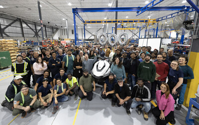 Les employés Taiga célèbrent la production de leur 1000e véhicule a l’usine de Montréal. (Groupe CNW/Taiga Motors Corporation)