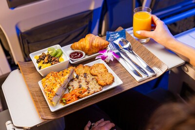 Alaska Airlines Everything Bagel Strata is staying in First Class on flights 1,100 miles and longer! The dish includes a baked egg and bagel strata with everything bagel seasoning, grilled chicken-apple sausage, potato pancakes and a roasted red pepper sauce.
