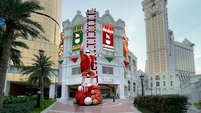 Stationed at the East Square, the towering Giant Santa Claus will welcome guests with the most stylish, all-seasons and flashy new look